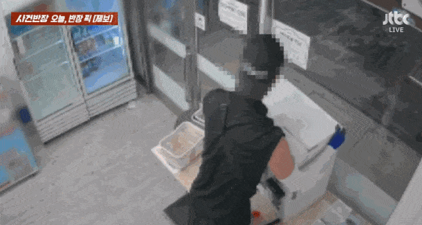 무인점포에서 키오스크를 들고 밖으로 나가는 절도범 모습 [영상 = JTBC 사건반장 갈무리]