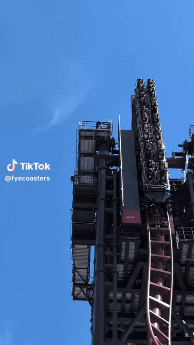 [뉴시스] 미국 오하이오주의 놀이공원에서 롤러코스터 사이렌스 커스가 개장 첫날 사고로 공중에 멈춰섰다. (사진=TIKTOK) *재판매 및 DB 금지