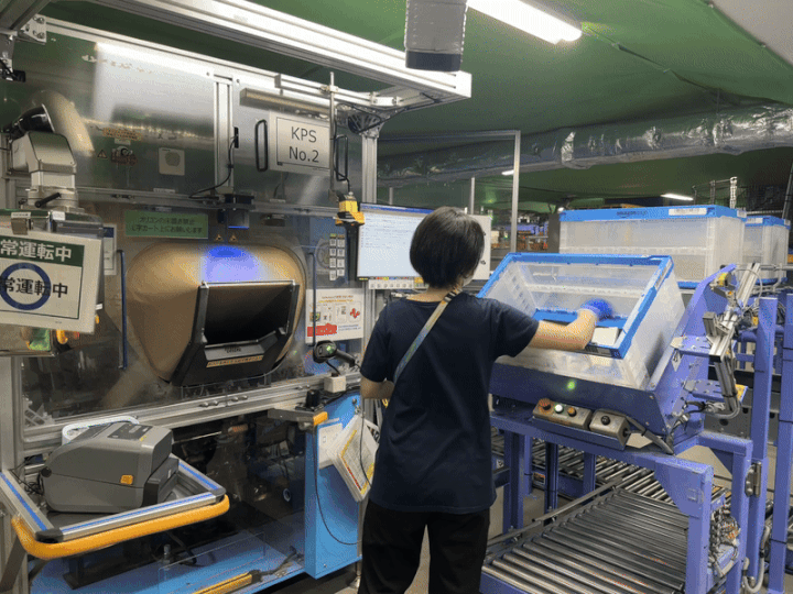 [지바=뉴시스]전병훈 기자 = 지난달 30일 찾은 지바 미나토 아마존풀필먼트 센터에서 작업자가 아마존이 개발한 자동 포장 시스템에 상품을 넣고 있다. *재판매 및 DB 금지