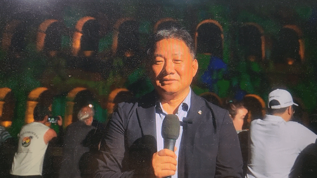 콜로세움 앞에서 인터뷰하는 이이남 작가. *재판매 및 DB 금지