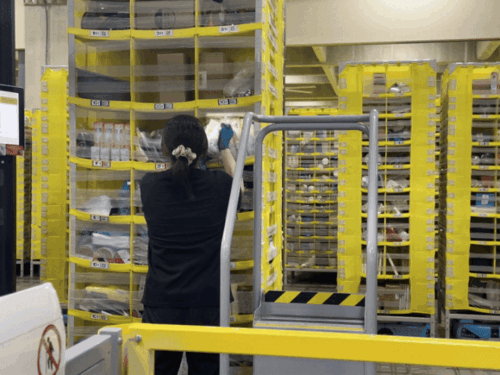 [지바=뉴시스]전병훈 기자 = 지난달 30일 찾은 지바 미나토 아마존 풀필먼트 센터에서 작업자가 포드에 상품을 무작위로 넣고 있는 모습이다. *재판매 및 DB 금지 *재판매 및 DB 금지