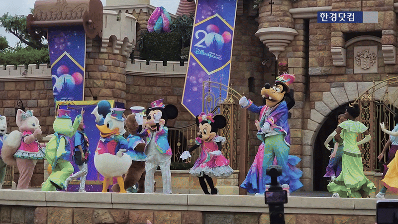 지난달 28일 홍콩 디즈니랜드에서 열린 20주년 기념 캐슬 스테이지 쇼 ‘디즈니 친구들 라이브: 성에서 펼쳐지는 파티!’. 영상=신용현 기자