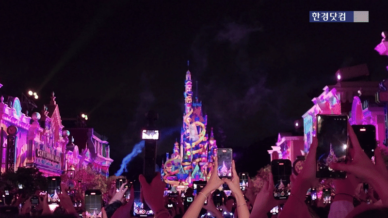 지난달 28일 홍콩 디즈니랜드. 20주년 기념 야간 스펙태큘러 ‘모멘터스: 밤하늘의 파티’. 영상=신용현 기자