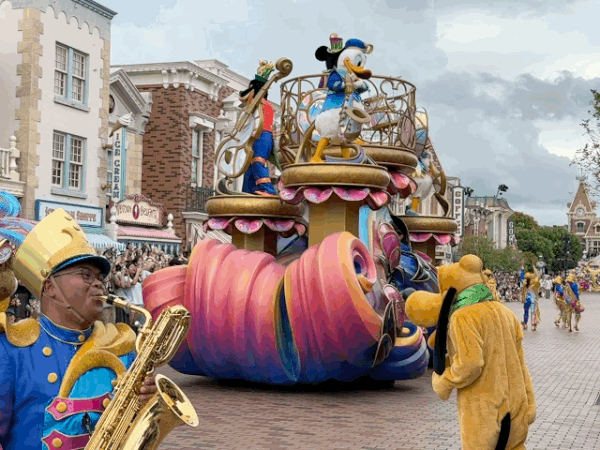 홍콩 디즈니랜드가 20주년을 기념해 마련한 퍼레이드 '프렌드타스틱' ⓒ News1 이민주 기자