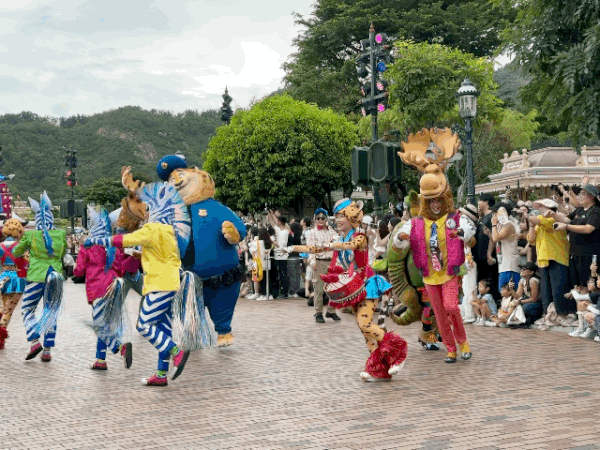 홍콩 디즈니랜드가 20주년을 기념해 마련한 퍼레이드 '프렌드타스틱' ⓒ News1 이민주 기자