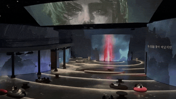 스마일게이트가 서울 광진구 워커힐 호텔 ‘빛의 시어터’에서 이달 6일까지 진행하는 미디어아트 전시 ‘빛의 여정’ 모습. 게임 ‘로스트아크’ 속 주요 인물인 ‘아만’의 서사가 사방에 있는 스크린을 통해 몰입감있게 펼쳐졌다. [사진 = 정호준 기자]