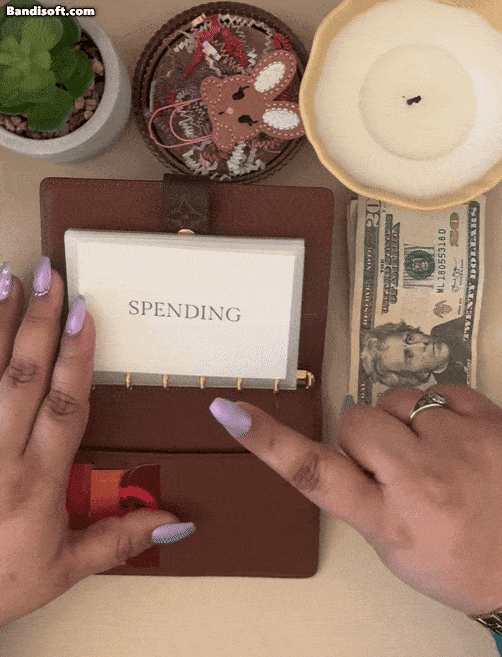 소셜미디어 틱톡에서 유행하는 ‘캐쉬위크온리(cash-only weekend·현금만 쓰는)’라는 제하의 챌린지 영상. 주말 동안 사용할 현금을 미리 인출해서 과소비를 줄이려는 습관이 Z세대들 사이에서 유행하고 있다. [틱톡 캡처]