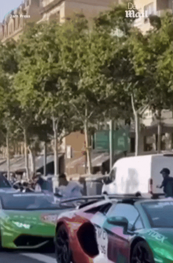 [뉴시스]한 남성이 신호 대기 중 차 안에서 손목시계를 강탈당한 순간이 포착됐다. (사진=데일리메일) 2025.7.1 *재판매 및 DB 금지 *재판매 및 DB 금지