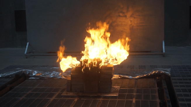 지난 3일 충북 청주 한국전자기술연구원(KETI) 충북특화단지 배터리산업지원센터에서 완충된 배터리 모듈에 불을 붙이자 성인 남성 키를 훌쩍 넘는 높이로 불이 솟아 올랐다. 심성아 기자