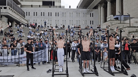 지난 9월 광화문에서 열린 K맨몸운동 대회에서 김동호씨(왼쪽)가 턱걸이를 하고 있다. /유튜브