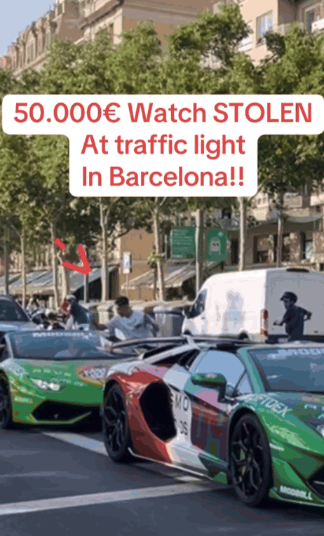 스페인 바르셀로나 한복판에서 전동킥보드를 탄 도둑이 람보르기니 아벤타도르에 앉아 신호를 기다리던 운전자의 손목에서 7천만 원 상당의 시계를 훔쳐 달아나는 사건이 발생했다. (사진=@simone_mariella)