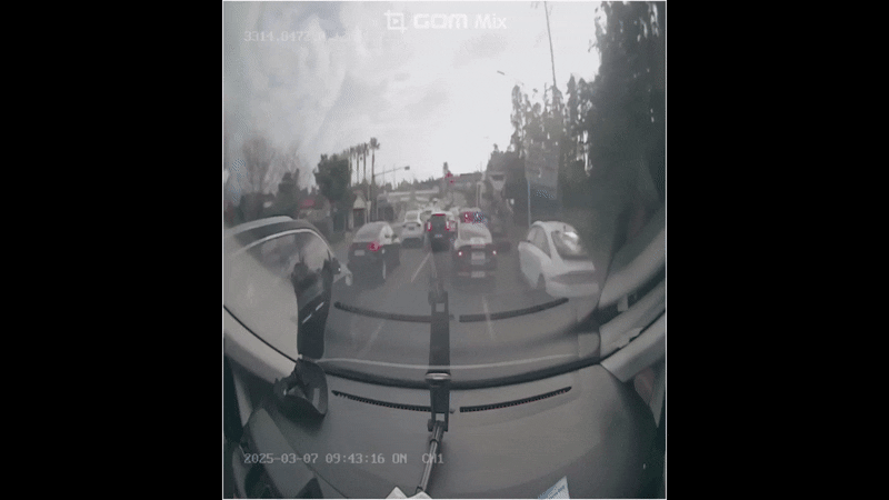 제주도 자치경찰단이 막힌 도로 사이 길을 트면서 119구급차를 호위하고 있다. 제주도소방안전본부 제공