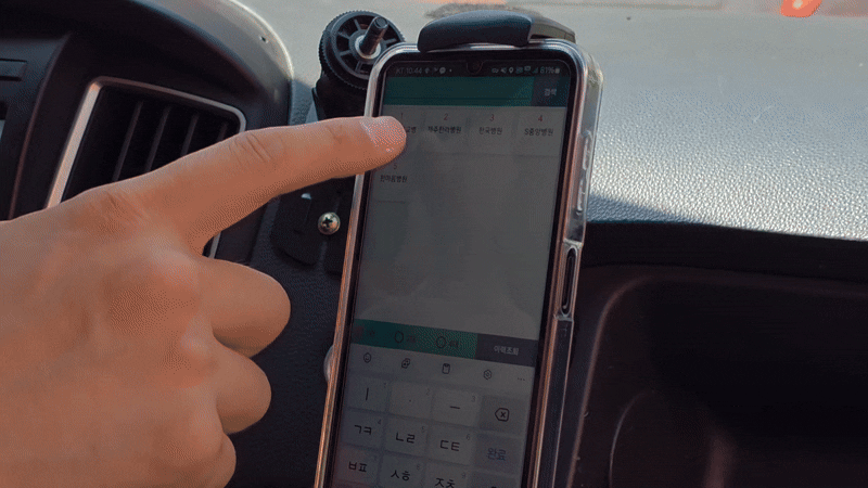 소방 관계자가 119구급차에 장착된 GPS 단말기를 통해 긴급차량 우선 신호 시스템을 조작하고 있다.