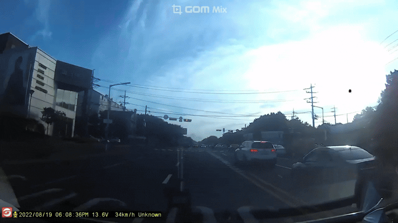 제주도 자치경찰단이 막힌 도로 사이 길을 트면서 119구급차를 호위하고 있다. 제주도소방안전본부 제공