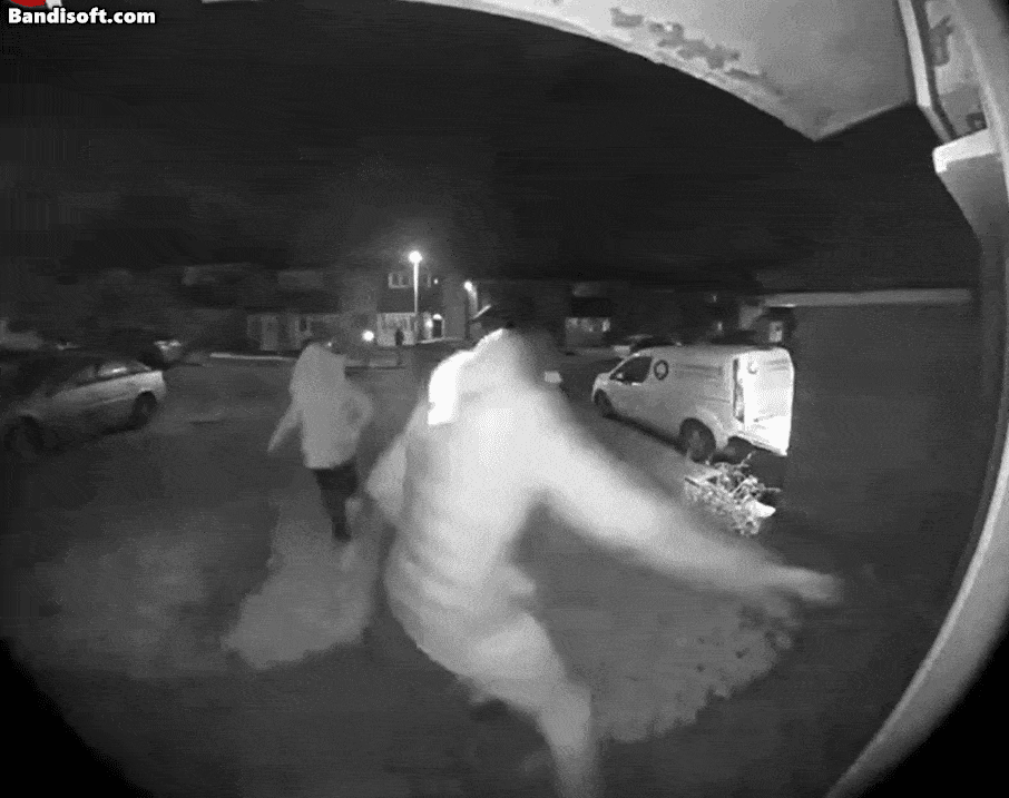 미국에서 청소년들이 틱톡에서 유행하는 도어킥킹챌린지를 찍기 위해 남의 집 현관문을 발로 차고 도망치고 있다. [틱톡 캡처]