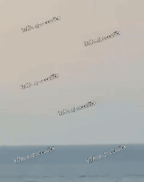 해수면에서 발사된 것으로 보이는 드론 한 대가 상공으로 떠오르다가 이내 격추되는 모습. 출처=아스트라