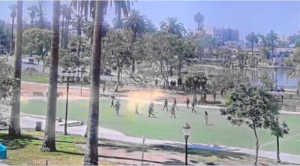 군대를 동원한 이민 당국 요원들이 공원을 가로지르는 모습. /캐런 배스 시장 X