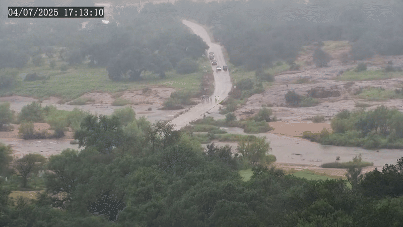 지난 7월4일(현지시각) 미국 텍사스주 킹스랜드에서 라노강 홍수로 물이 불어나 한 시간도 채 되지 않아 도로가 완전히 잠기는 모습. 타임랩스로 촬영한 위 영상은 11분 간의 변화를 보여준다. 출처 로이터