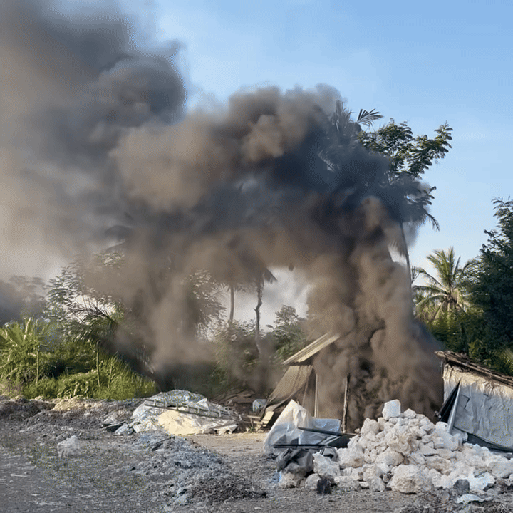 감핑안 마을 한가운데서 쓰레기를 태운 연기가 흘러나오고 있다. 오경민 기자