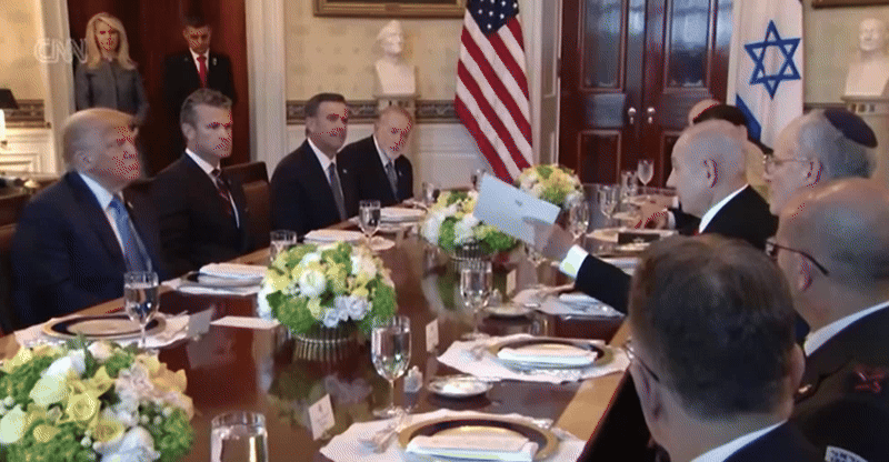 베냐민 네타냐후 이스라엘 총리가 7일(현지시간) 미국 워싱턴 백악관 만찬자리에서 도널드 트럼프 미국 대통령에게 노벨평화상 추천서를 건네고 있다. CNN 영상 캡처