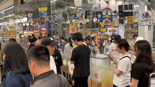 편의점 GS25가 일본 최대 잡화점 돈키호테와 손잡고 다음 달 1일까지 여의도 더현대서울 지하 1층에서 팝업 스토어를 연다. 김남명 기자