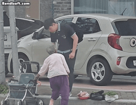 지난 7일 경기 동두천에서 한 남학생이 노점상 할머니와 대화하는 모습./ 인스타그램 'jiae_gram'