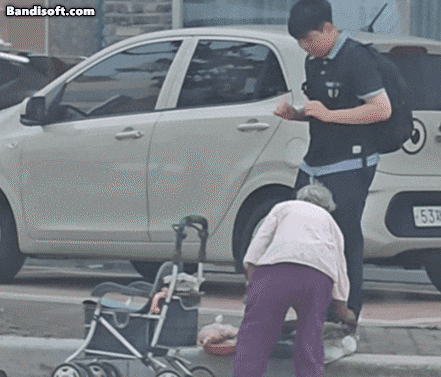 지난 7일 경기 동두천에서 한 남학생이 노점상 할머니에게 돈을 건넨 뒤 강낭콩을 집어드는 모습./ 인스타그램 'jiae_gram'
