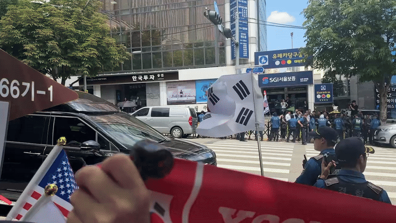 9일 서울 서초구 서초동 서울중앙지법 동문으로 윤석열 전 대통령이 탑승한 차량이 지나가고 있다. /이호준 기자