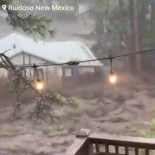 루이도소 마을에서 집이 떠내려가는 모습. 소셜미디어영상 갈무리