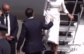 에마뉘엘 마크롱 프랑스 대통령이 8일 전용기를 타고 영국 서부 공군기지에 도착한 뒤, 탑승 계단에서 내려오고 있는 부인 브리지트 여사에게 손을 내밀었으나 거절당하고 있다. 엑스(X) 캡처