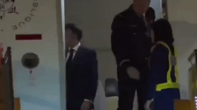 에마뉘엘 마크롱 프랑스 대통령이 5월 26일 전용기를 타고 베트남 하노이 공항에 도착한 순간, 부인 브리지트 여사에게 얼굴을 맞고 있다. 엑스(X) 캡처