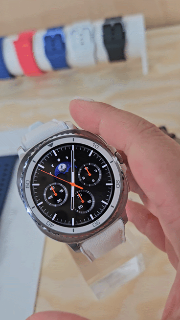 9일(현지시간) 뉴욕 브루클린에서 열린 '갤럭시 언팩 2025'에서 공개된 '갤럭시 워치8 클래식'의 베젤을 돌려 기능을 확인하는 모습. [사진=박지은 기자]