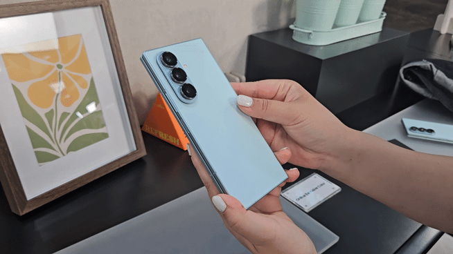 9일(현지시간) 미국 뉴욕 브루클린에 자리한 듀갈 그린하우스에서 열린 갤럭시 언팩에서 한 사용자가 민트색 '갤럭시Z 폴드7'을 살펴보고 있다. [사진=박지은 기자]