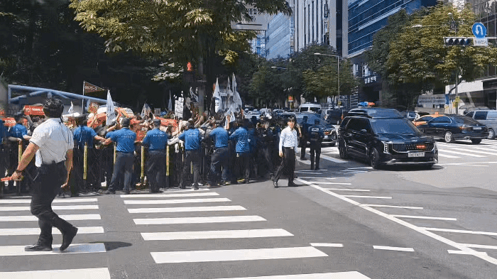 윤석열 전 대통령 지지자들이 9일 윤 전 대통령이 탑승한 차량이 서울중앙지법으로 들어서자 구호를 외치며 피켓과 태극기 등을 흔들고 있다. 김태욱 기자