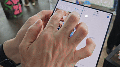 갤럭시 Z폴드7로 양쪽 화면을 넘나들며 이미지를 옮기고, AI에게 음성으로 해당 이미지의 의자 색깔을 파란색으로 바꿔달라고 변경을 요청하니 색이 변경된 이미지가 제시됐다. 노도현 기자