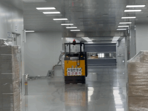 노바렉스는 오송 공장 완제품 창고에 레이저 유도 차량(LGV)를 도입해 생산성을 끌어 올렸다./사진=김선아 기자