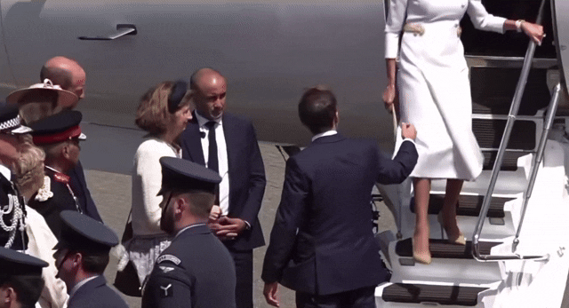 8일(현지시간) 영국을 국빈 방문한 에마뉘엘 마크롱 프랑스 대통령이 전용기에서 내리는 부인 브리지트 마크롱 여사를 에스코트하려 손을 내밀었다가 무시당하는 장면. 2025.7.8 엑스