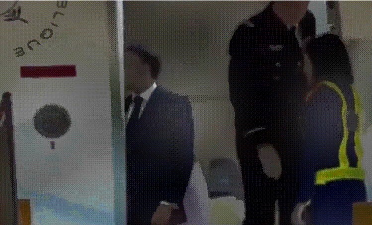 25일(현지시간) 베트남에 도착한 전용기 안에서 브리지트 마크롱 여사에게 얼굴을 맞은 에마뉘엘 마크롱 프랑스 대통령이 취재진을 향해 짐짓 아무렇지 않은 척 손을 흔들고 있다. 2025.5.25 하노이 AP 연합뉴스