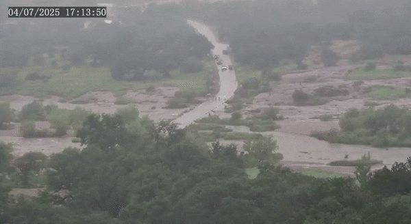 4일(현지시간) 내린 폭우로 미국 텍사스주 과달루페 강이 순식간에 범람했다. 사진은 이날 오후 17시 12분부터 18시까지 과달루페 강물 수위 변화가 찍힌 폐쇄회로(CC)TV 화면. 2025.7.8 엑스