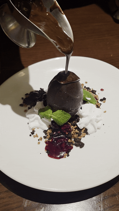 아웃백에서 쥬라기 협업 디저트 메뉴로 선보이는 ‘멜팅 다이노 쇼콜라 아이스크림’. 공룡알을 형상화한 초콜릿 쉘에 따뜻한 소스를 부어 녹이면 공룡알 속에서 아이스크림이 등장한다.ⓒ임유정 기자