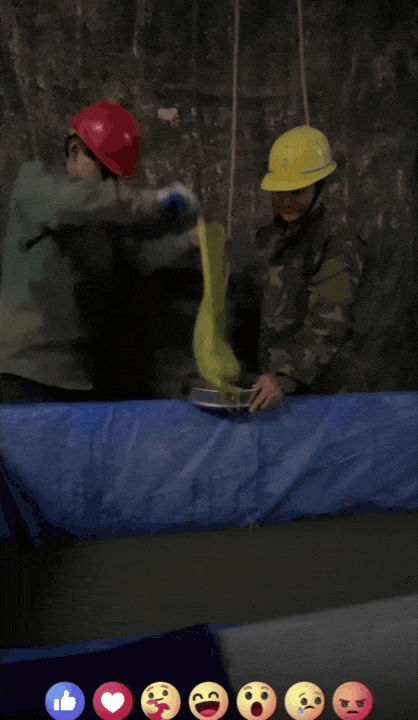 페이스북에서 진행되는 '보석 채굴 사기' 라이브 방송. 광산 세트장에서 작업복과 안전모를 쓴 남성 2명이 보석을 채굴하는 모습을 연출하고 있다./영상=페이스북 갈무리