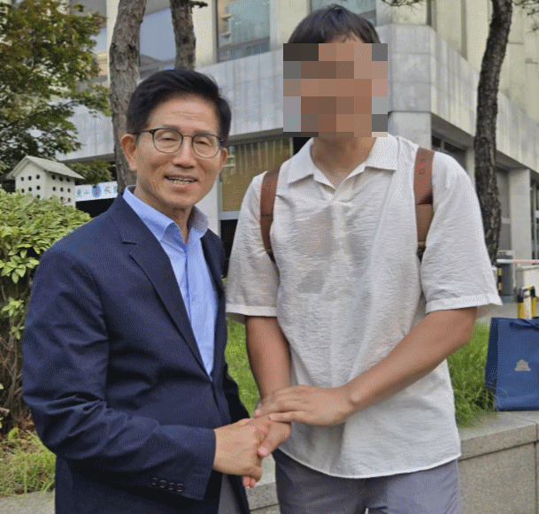 김문수 전 국민의힘 대선후보와 만난 인천의 한 초등학교 교사 이모씨. / 사진=유튜브 '이선생의 영상일기' 캡처