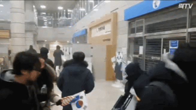 지난 1월19일 새벽 윤석열 전 대통령 지지자들이 서울서부지법에 난입해 유리창을 부수고 있다. 온라인 커뮤니티 갈무리