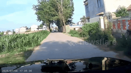 [뉴시스] 중국 허난성에서 극심한 더위로 도로가 팽창하며 폭발하는 사고가 발생했다. (사진=docnhanh) *재판매 및 DB 금지