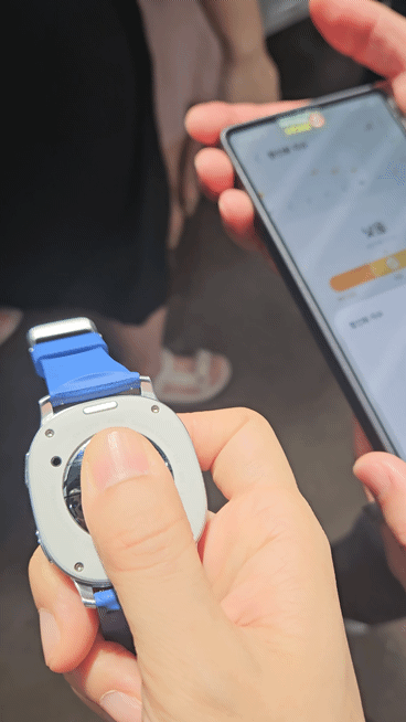 [뉴욕=뉴시스] 박은비 기자 = 삼성전자 갤럭시 워치8로 항산화 지수를 측정하는 모습. 엄지 손가락을 올린지 약 5초 만에 측정 결과가 스마트폰에 표시됐다. 2025.07.09. silverline@newsis.com