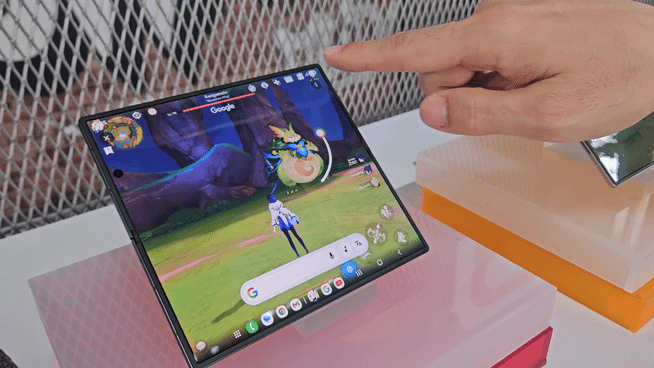 [뉴욕=뉴시스] 박은비 기자 = 원신 게임 플레이 중 갤럭시 Z 폴드7이 지원하는 '서클 투 서치' 기능으로 궁금한 정보를 확인하고 있다. 2025.07.09. silverline@newsis.com