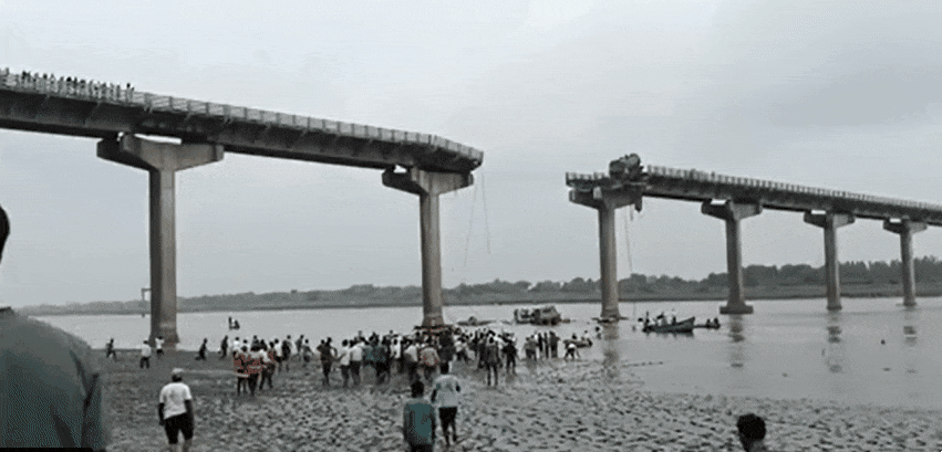 9일(현지시간) 오전 7시 30분쯤 인도 구자라트주 아난드와 바도다라를 연결하는 감비라 다리 중 상판 일부가 붕괴하면서 사상자가 속출했다.