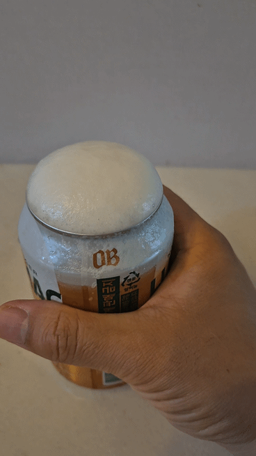 제법 풍성한 거품이 올라온다. 다만 아사히보다는 거품이 거친 편이고 지속력도 짧다./사진=김아름 기자 armijjang@