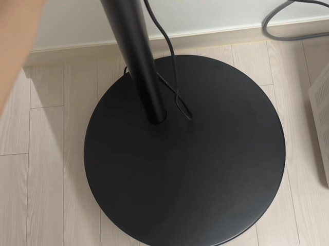 삼성 OLED 무빙스타일 42인치 제품을 이동하는 모습. 제품은 무겁지만 부드럽게 이동할 수 있다.(영상=조민정 기자)