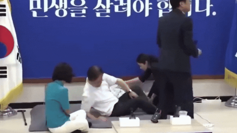 여성가족부 장관 후보자인 강선우 더불어민주당의원이 2023년 당대표 시절  단식중인 이재명 대표에게 이불을 덮어주고 있다. /주진우 의원 페이스북